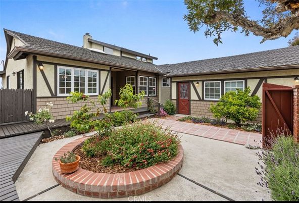 Exterior, Facade, Ranch