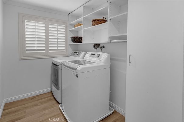 Interior, Washer, Wood Texture Flooring