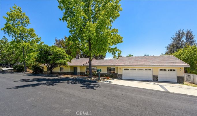 Attached, Exterior, Facade, Ranch
