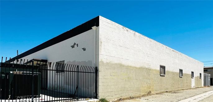 Exterior, Facade, Modern