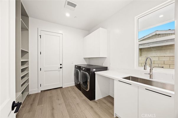 Interior, Recessed Lighting, Washer, Wood Texture Flooring
