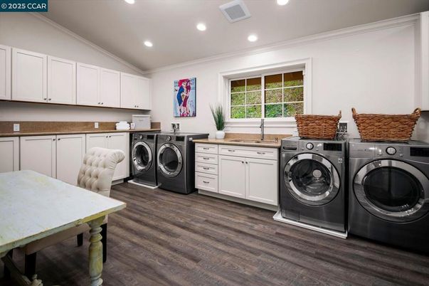 Interior, Recessed Lighting, Washer, Wood Texture Flooring