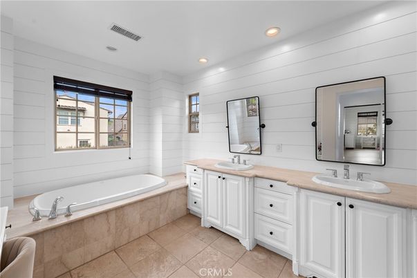 Bathroom, Dual Sink Vanities, Interior, Recessed Lighting