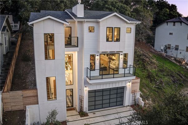 Attached, Exterior, Facade, Modern