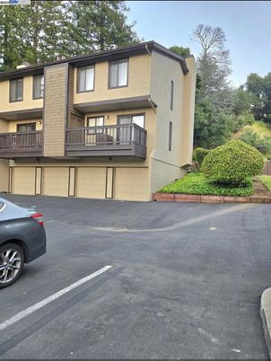 Attached, Exterior, Facade, Rowhouse