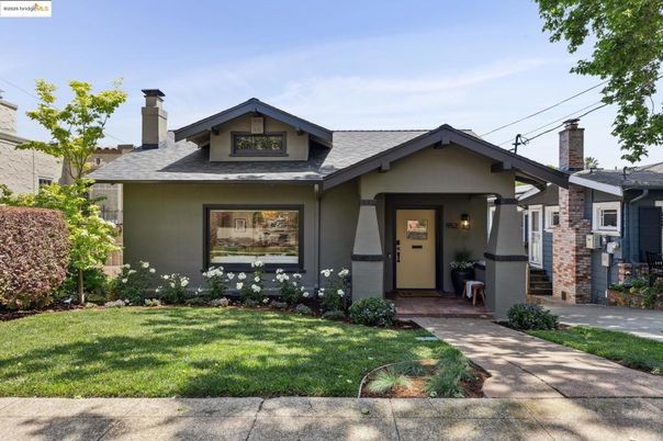 Exterior, Facade, American Craftsman