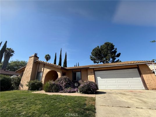 Attached, Exterior, Facade, Mediterranean