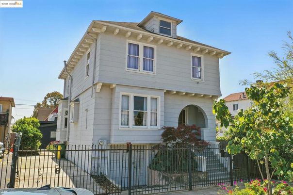 Exterior, Facade, American Foursquare