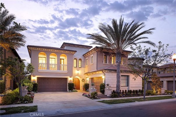 Attached, Exterior, Facade, Mediterranean