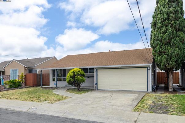Attached, Exterior, Facade, Ranch