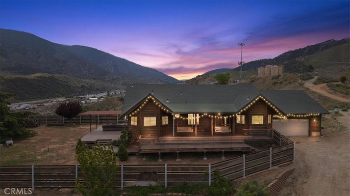 Exterior, Facade, Log Home