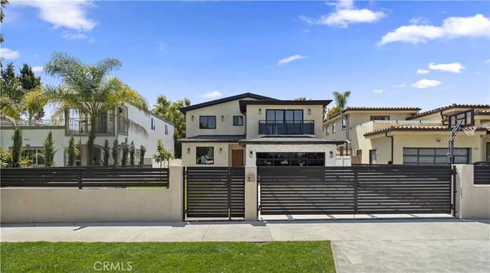 Attached, Exterior, Facade, Mediterranean