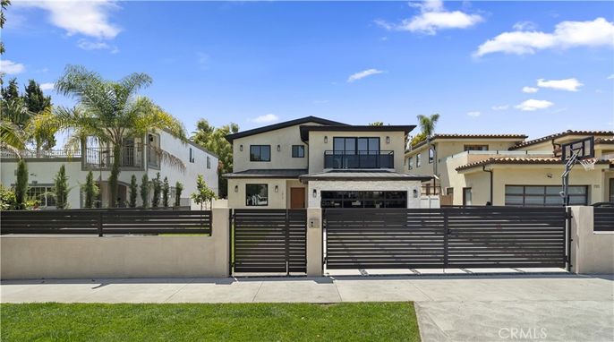 Attached, Exterior, Facade, Mediterranean