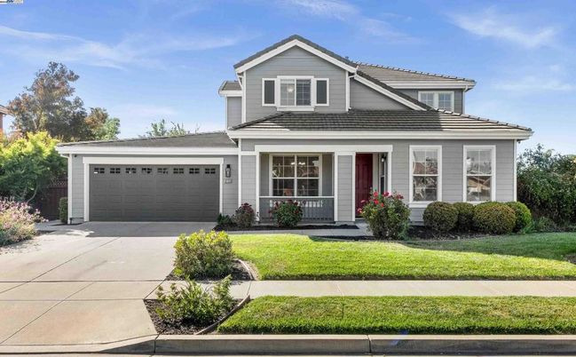 Attached, Exterior, Facade, American Craftsman