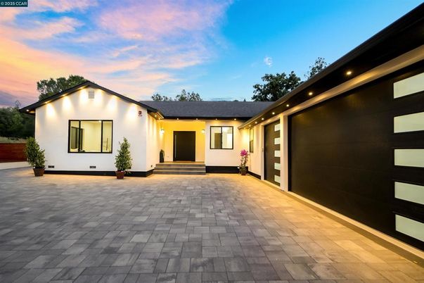 Exterior, Facade, Ranch