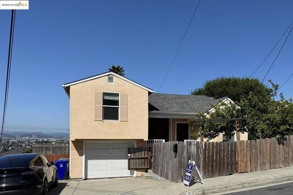 Attached, Exterior, Facade, None