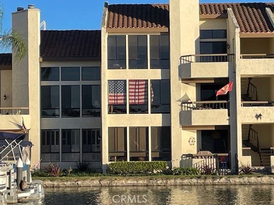 Exterior, Facade, Pool, Rowhouse