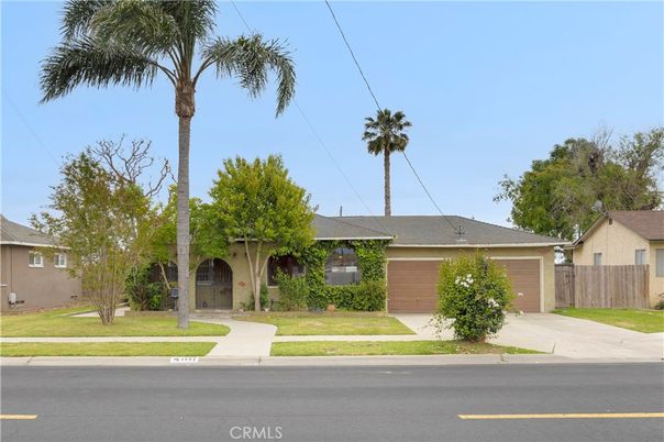 Attached, Exterior, Facade, Ranch