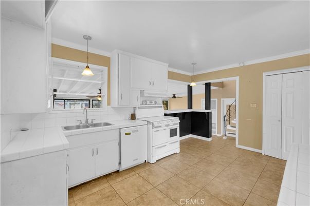 Interior, Kitchen, Pendant Lights, Tile Countertops