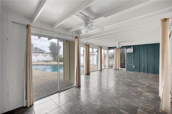 Empty room, Interior