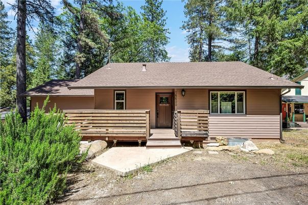 Exterior, Facade, Log Home