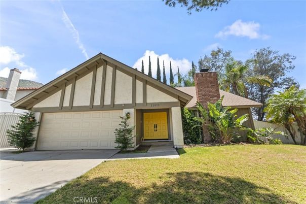 Attached, Exterior, Facade, Tudor Revival