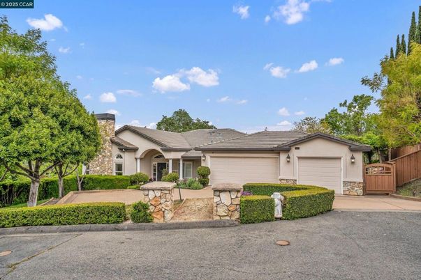 Attached, Exterior, Facade, Ranch