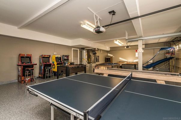Game Room, Interior