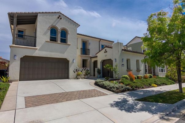 Attached, Exterior, Facade, Mediterranean