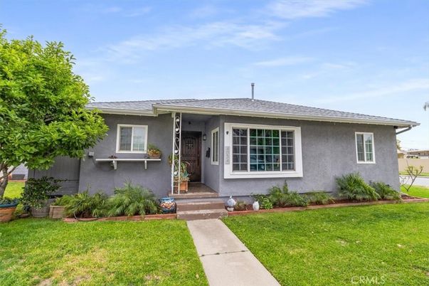 Exterior, Facade, Ranch