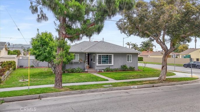 Exterior, Facade, Ranch