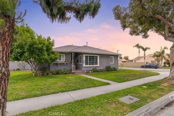 Backyard, Exterior, Facade, Ranch