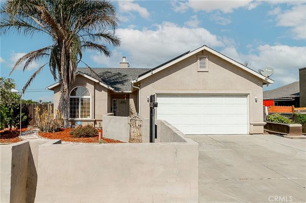 Attached, Exterior, Facade, Ranch