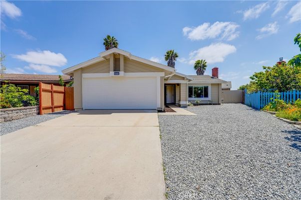 Attached, Exterior, Facade, Ranch
