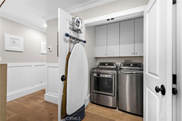Interior, Recessed Lighting, Washer, Wood Texture Flooring