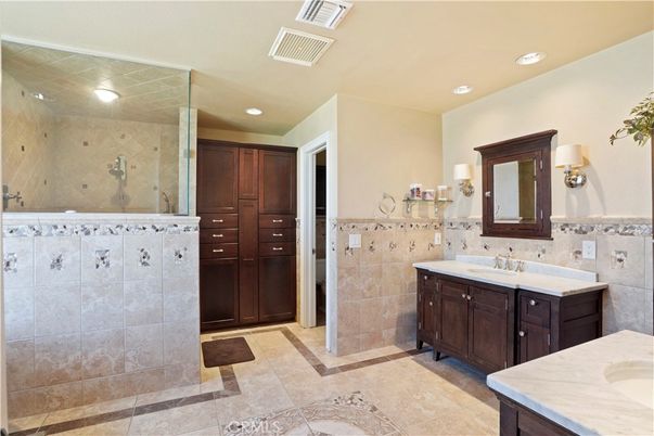 Bathroom, Dual Sink Vanities, Interior, Recessed Lighting