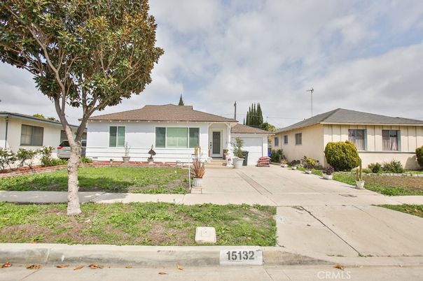 Exterior, Facade, Ranch