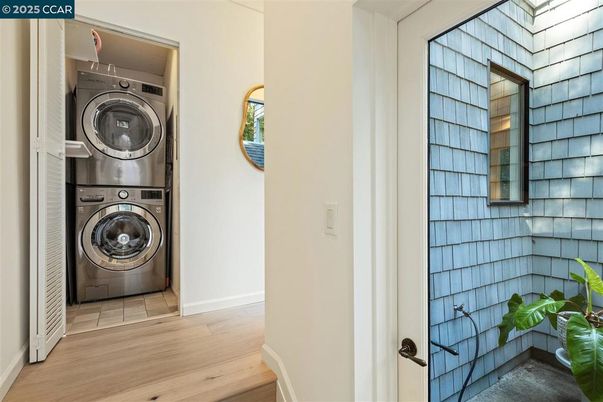 Interior, Utility Closets, Washer, Wood Texture Flooring