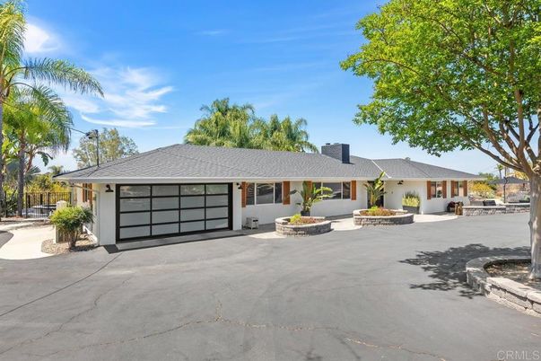 Attached, Exterior, Facade, Ranch