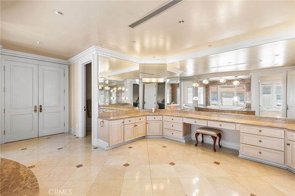 Bathroom, Dual Sink Vanities, Interior, Recessed Lighting