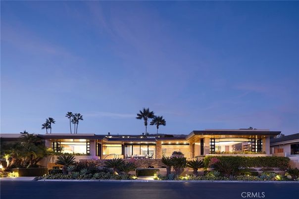 Exterior, Facade, Modern