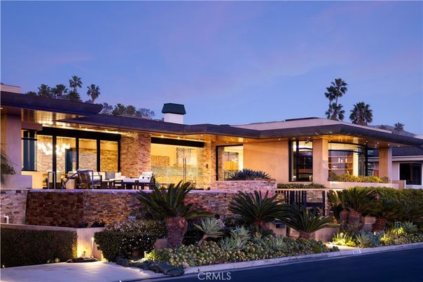 Exterior, Facade, Modern