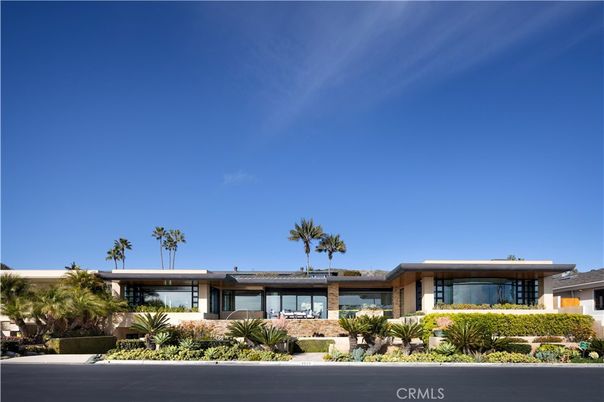Exterior, Facade, Modern