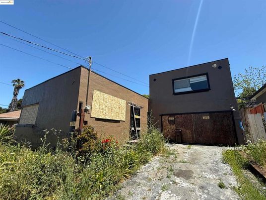 Exterior, Facade, None