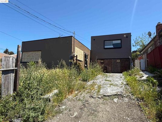 Exterior, Facade, Modern