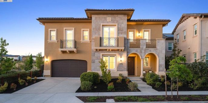 Attached, Exterior, Facade, Mediterranean