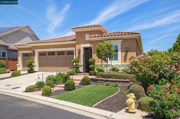 Attached, Exterior, Facade, Mediterranean
