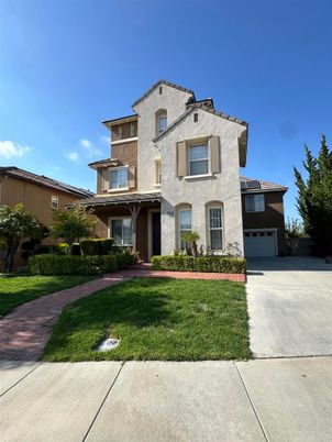 Attached, Exterior, Facade, Mediterranean