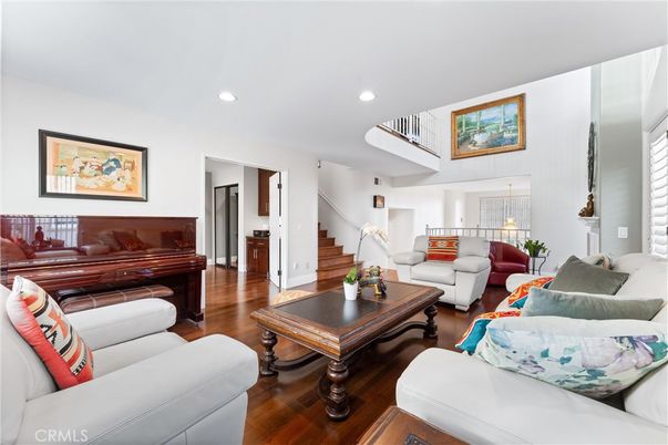 Interior, Living room, Pendant Lights, Piano, Recessed Lighting, Wood Texture Flooring