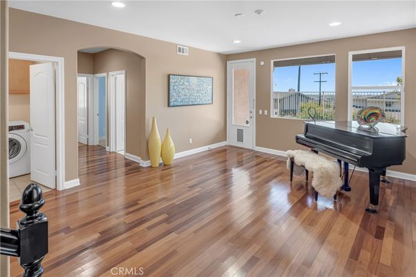 Interior, Piano, Recessed Lighting, Washer, Wood Texture Flooring